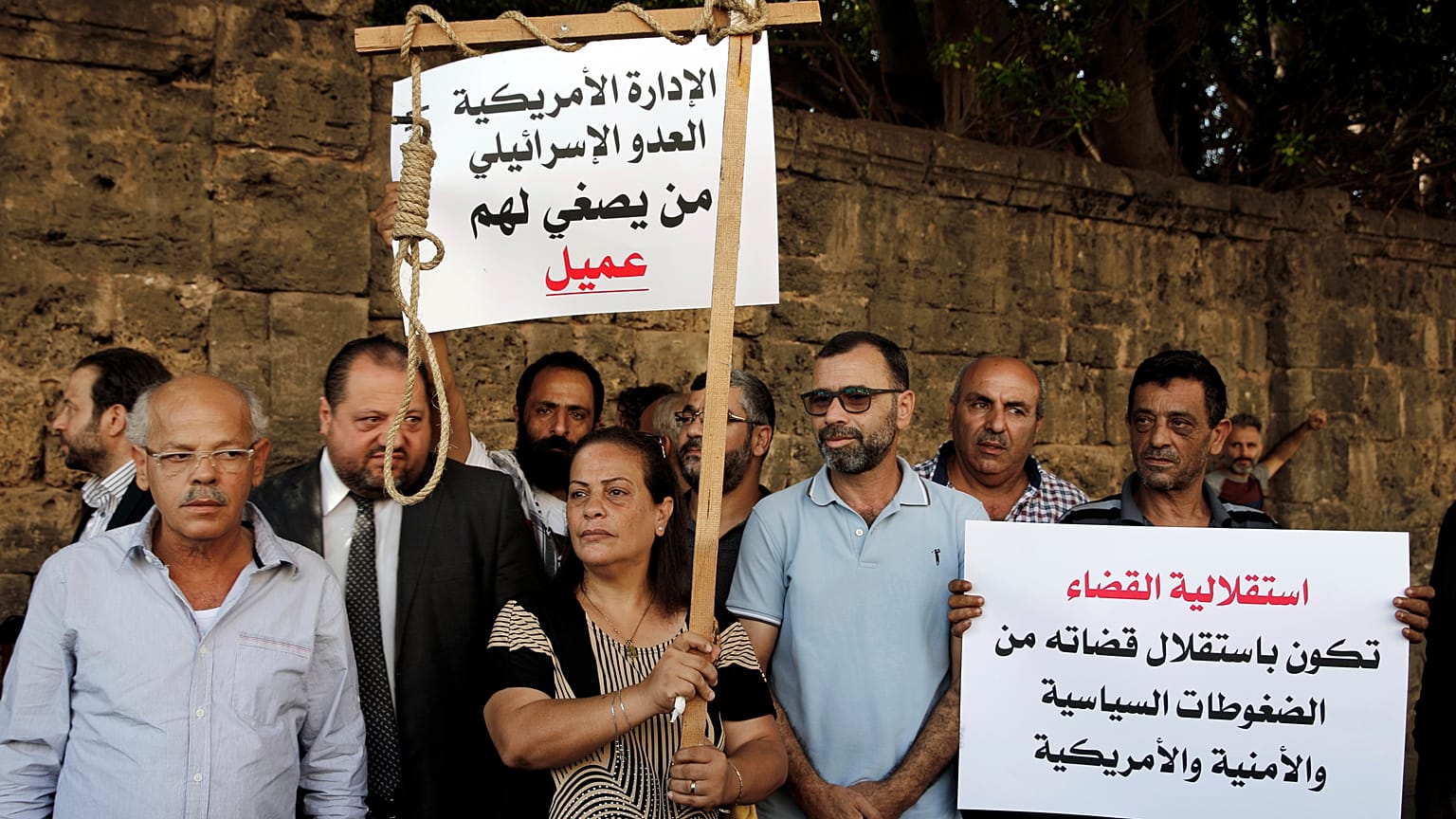 سجناء سابقون في معتقل الخيام يتظاهرون دعماً "لقضاء مستقل وعادل" 