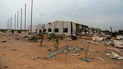 أبنية مدمرة في مطار عسكري بعد الضربات الأميركية 
