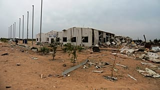 أبنية مدمرة في مطار عسكري بعد الضربات الأميركية 