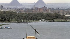 الاهرامات المصرية في الجيزة تطل على النيل