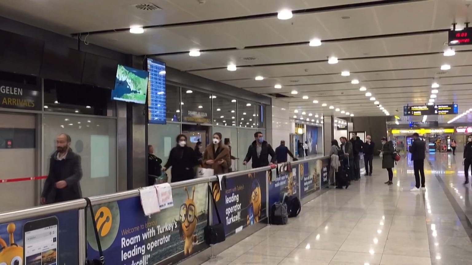 İngiltere'den gelen yolcunlar Sabiha Gökçen havalimanına indi