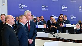 Президент РФ Владимир Путин приехал в информационный центр по минторингу ситуации с коронавирусом.