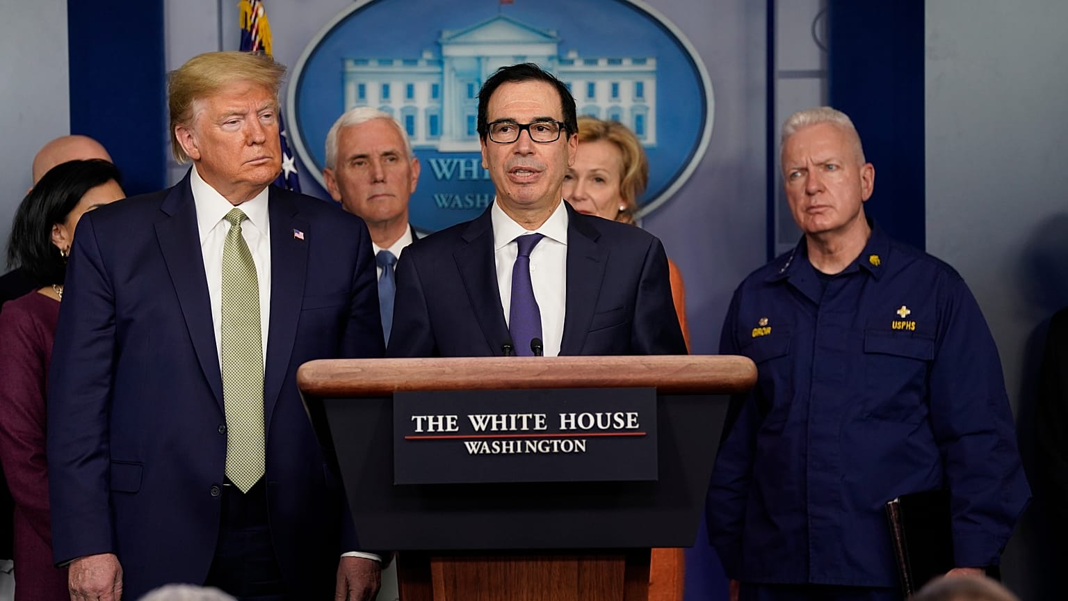 ABD Başkanı Donald Trump (solda) ve Hazine Bakanı Steven Mnuchin (ortada)