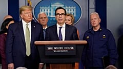 ABD Başkanı Donald Trump (solda) ve Hazine Bakanı Steven Mnuchin (ortada)