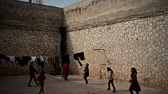 أطفال يلعبون داخل سجن إدلب المركزي القديم، في إدلب، سوريا.