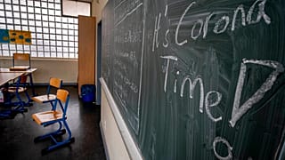 Üres tanterem a járvány miatt bezárt iskolák egyikében