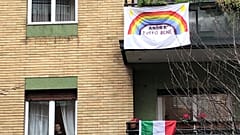 İtalyan halkı dayanışma ruhunu pencere ve balkonlara asılan gök kuşağı renkleriyle bezenmiş 'Her şey iyi olacak' pankartları ile gösteriyor