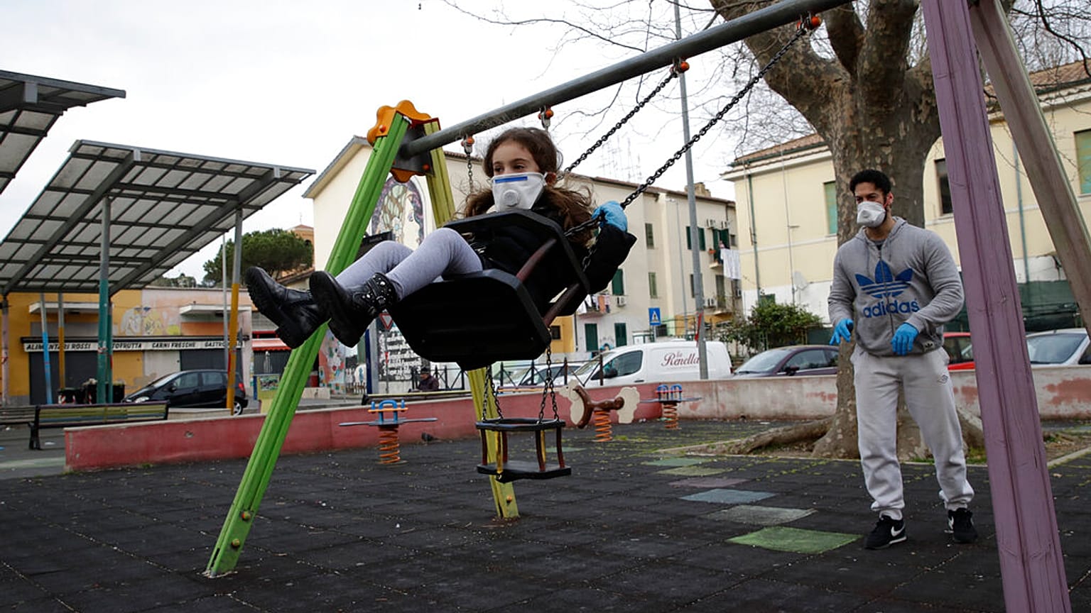 Un hombre y su hija jugando en un parque de la Roma en cuarentena