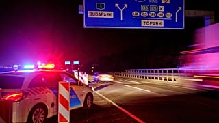 Koronavírus - Útlezárás a külföldi vendégmunkások átvonuló járművei előtt Budapestnél