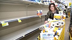 Koronavirüs nedeniyle karantina sürecinin başlaması öncesi dünya genelinde insanlar marketlere akın edip tuvalet kağıdı stoku yapmıştı