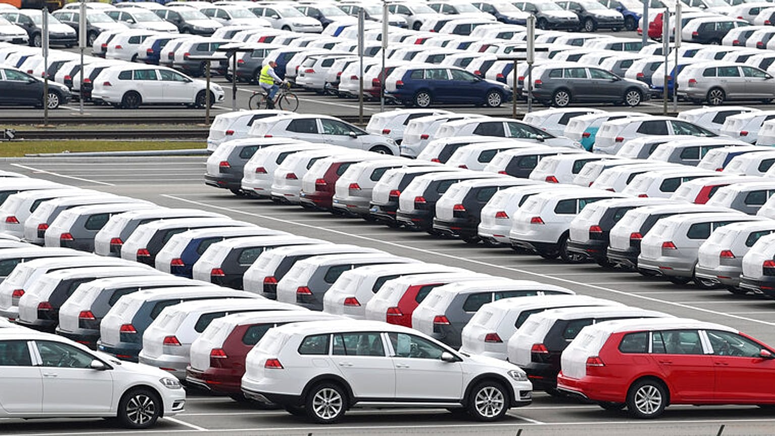 Le virus touche le secteur automobile, contraint de fermer ses usines et ses concessions