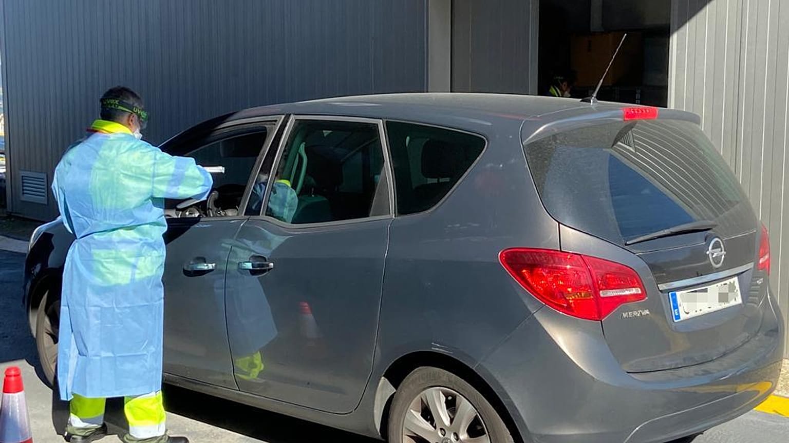 El hospital del Meixoeiro de Vigo comienza a realizar las pruebas del coronavirus en los coches