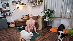 Kozma Kata jógaoktató a koronavírus-járvány terjedésének megfékezése érdekében online jógaórát tart budapesti lakásában 2020. március 17-én. 