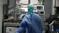 Koronavirüse kapılan bir hasta ile ilgilenen doktor. Brescia Hastanesi, Brescia/ İtalya