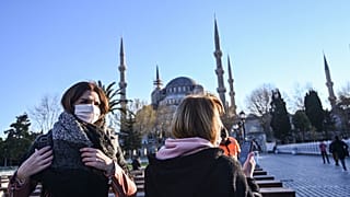 Türkiye'nin Avrupa'ya açılan sınır kapıları yolcu giriş çıkışlarına kapatıldı