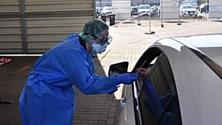 Drive-In-Tests gibt es mittlerweile in vielen Städten in Deutschland, 5-10 Minuten dauert der Termin pro Patient.
