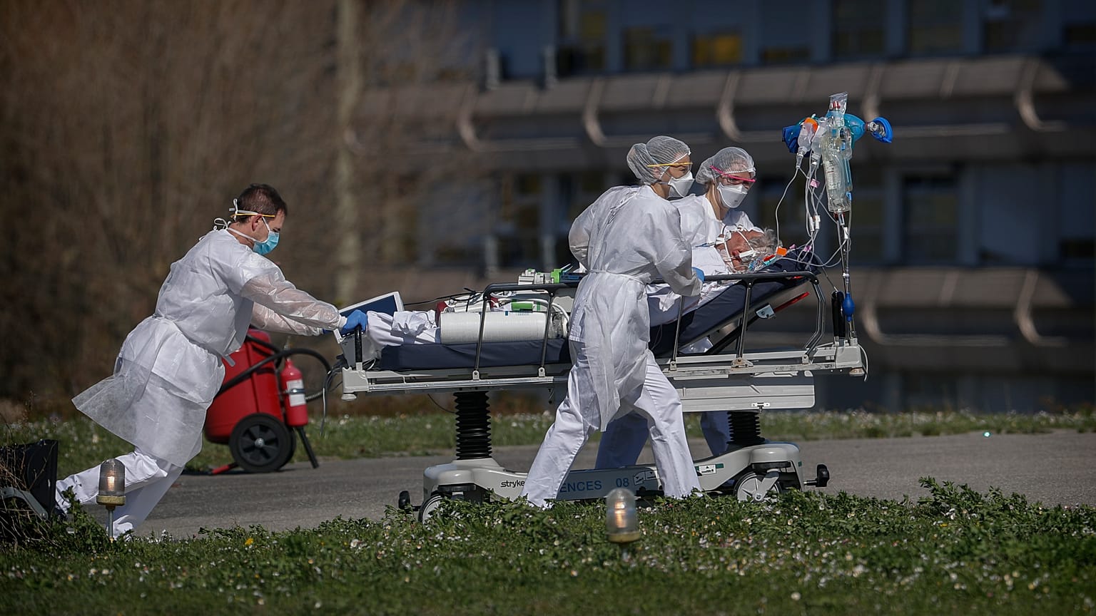Coronavirus: Worldwide cases top 420,000 as more nations impose lockdowns