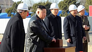 Észak-Korea vezetője, Kim Dzsongun az új phenjani kórház alapkőletételénél