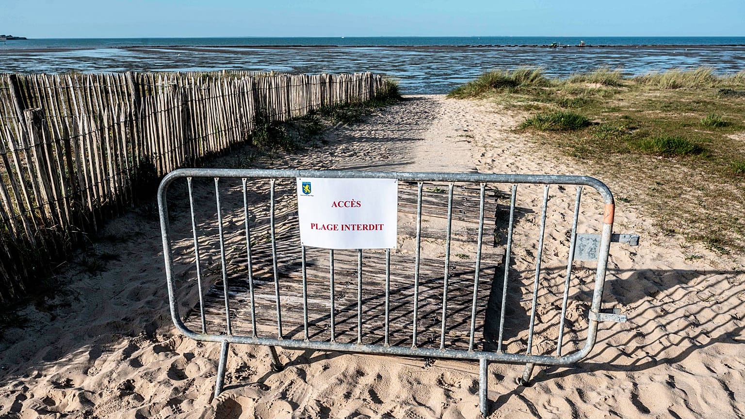 Barrière interdisant l'accès à une plage de l'île de Ré, dans le département français de Charente-Maritime, le 18 mars 2020. 