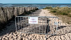 Barrière interdisant l'accès à une plage de l'île de Ré, dans le département français de Charente-Maritime, le 18 mars 2020. 