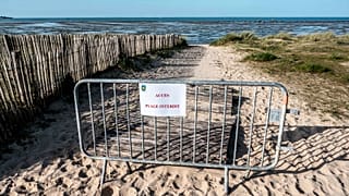 Barrière interdisant l'accès à une plage de l'île de Ré, dans le département français de Charente-Maritime, le 18 mars 2020.
