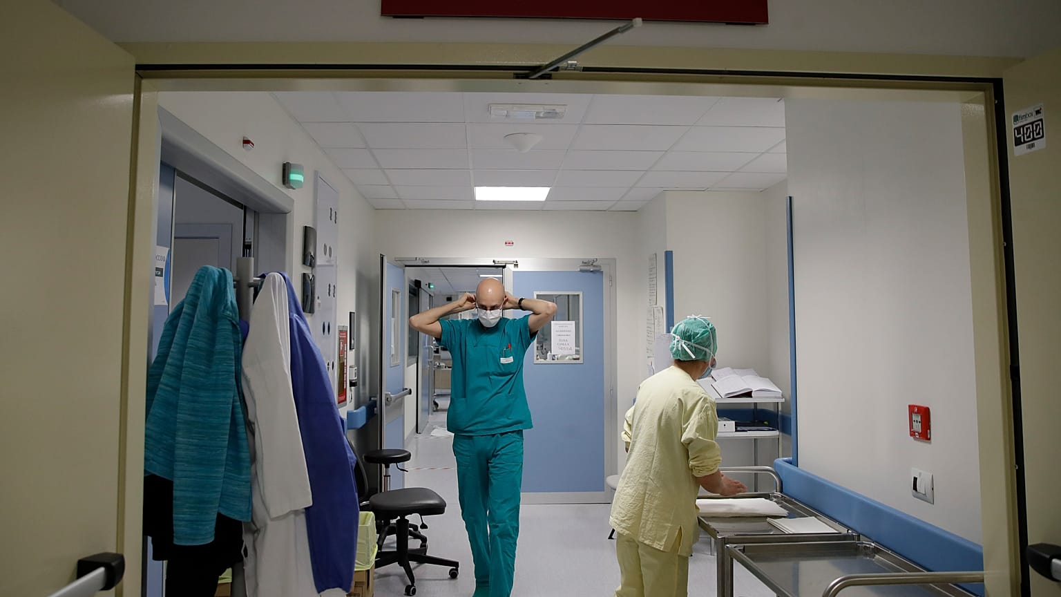 Italya'da Covid-19 salgınına karşı mücadele eden doktorlar