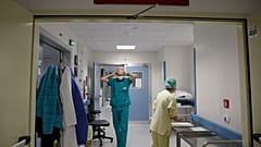 Italya'da Covid-19 salgınına karşı mücadele eden doktorlar