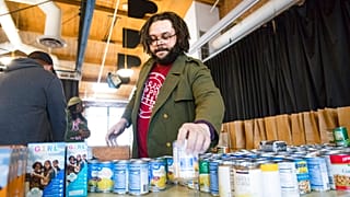 Segélycsomagot állít össze egy férfi Tennessee-ben a munkából kieső rászorulók javára