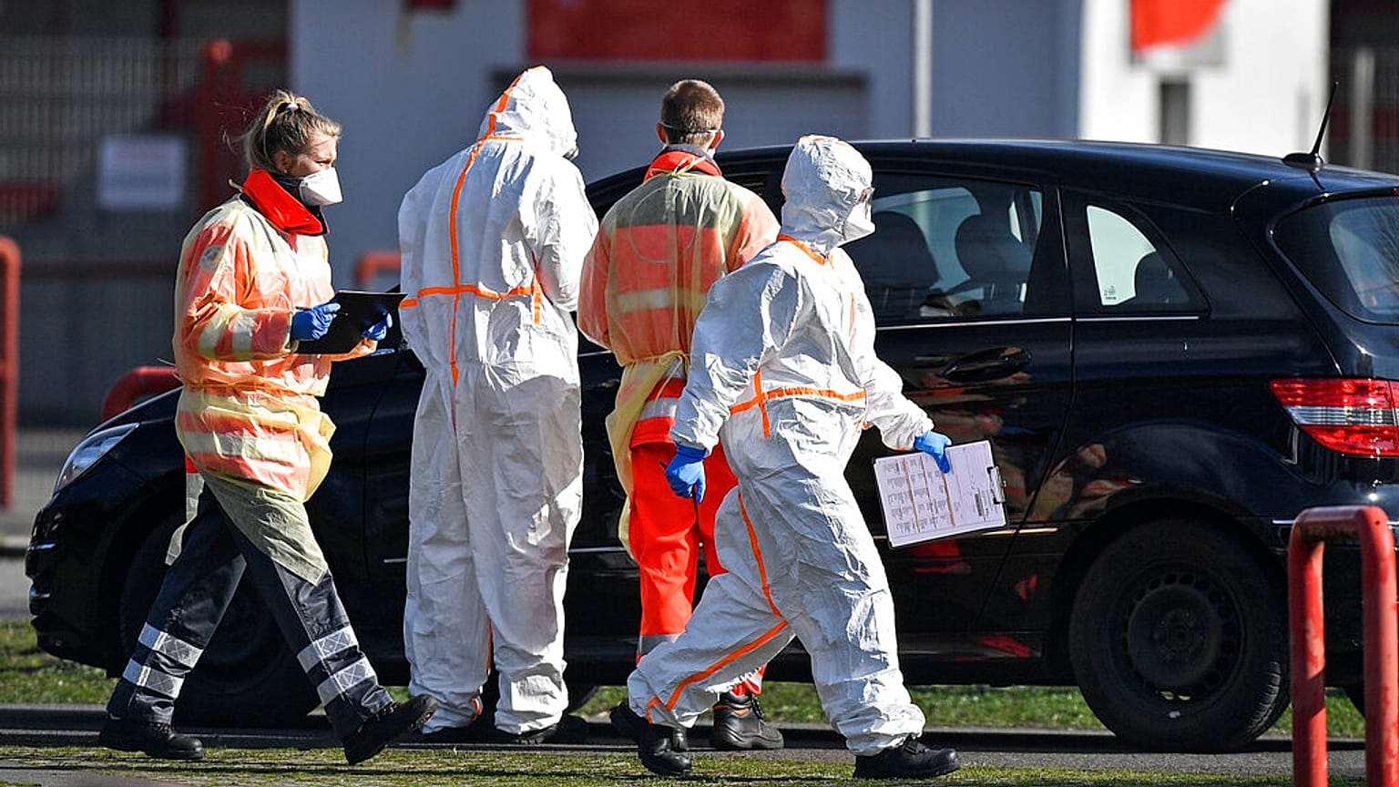En Alemania han puesto en marcha un sistema de pruebas "drive in", para reducir el contacto del paciente
