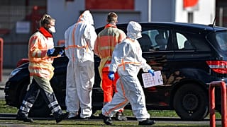 En Alemania han puesto en marcha un sistema de pruebas "drive in", para reducir el contacto del paciente