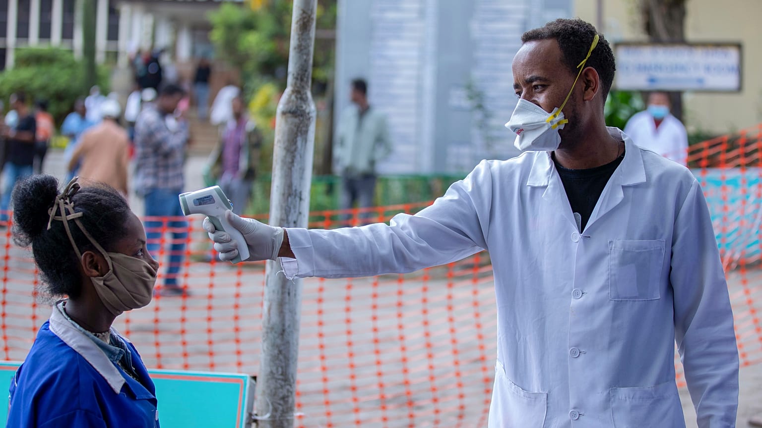Etiyopya'nın başkenti Addis Ababa'da koronavirüs kontrolü yapan bir sağlık görevlisi