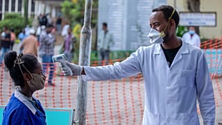 Etiyopya'nın başkenti Addis Ababa'da koronavirüs kontrolü yapan bir sağlık görevlisi