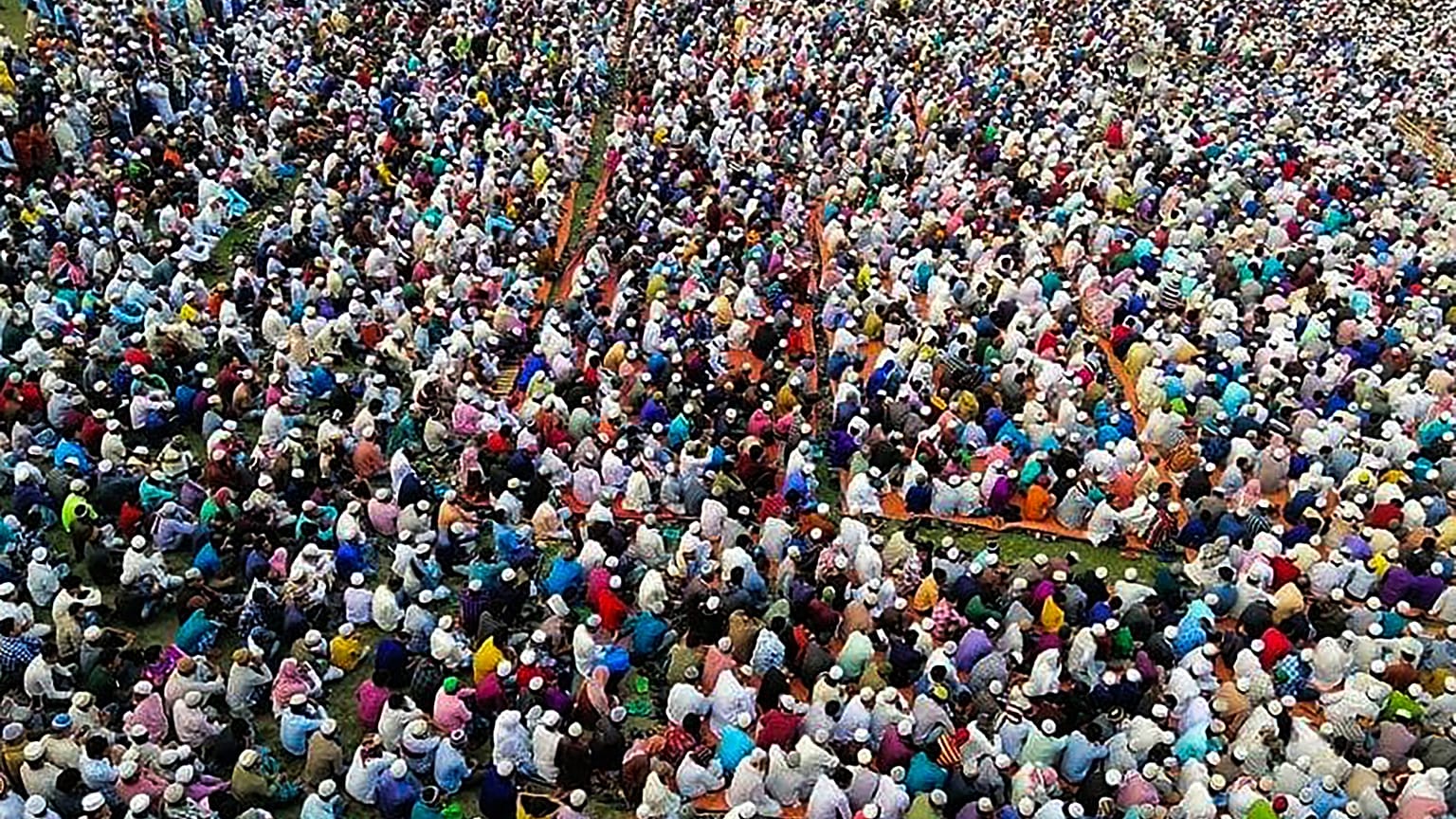 ذعر ورعب في بنغلاديش بعد أداء آلاف المسلمين صلاة لإنهاء كورونا 