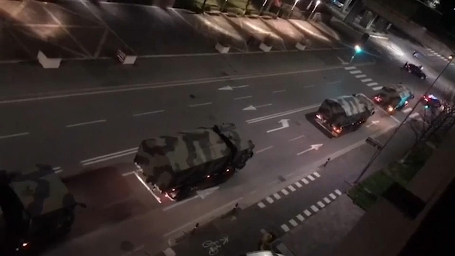 شاحنات عسكرية في طريقها إلى خارج بيرغامو، إحدى أكثر المدن تأثراً بالفيروس 