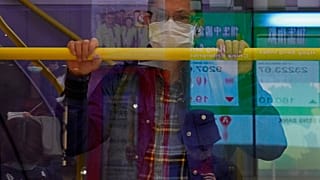 Ein Mann in einem Bus in Hongkong, 17. März 2020.