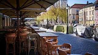 Üres vendéglátóhelyek Ljubljanában