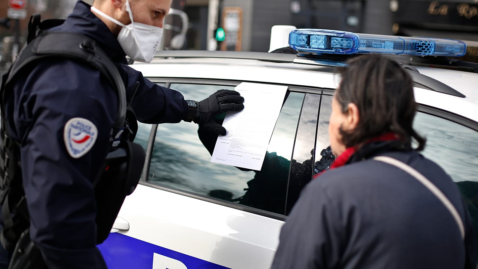 French police fine a woman breaking the conditions of the lockdown 