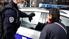 French police fine a woman breaking the conditions of the lockdown 