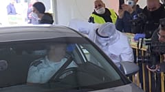 شاهد: فتح مركز لإجراء فحوصات كورونا من داخل السيارة في تل أبيب 