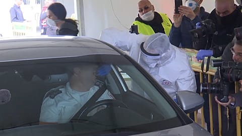 شاهد: فتح مركز لإجراء فحوصات كورونا من داخل السيارة في تل أبيب 