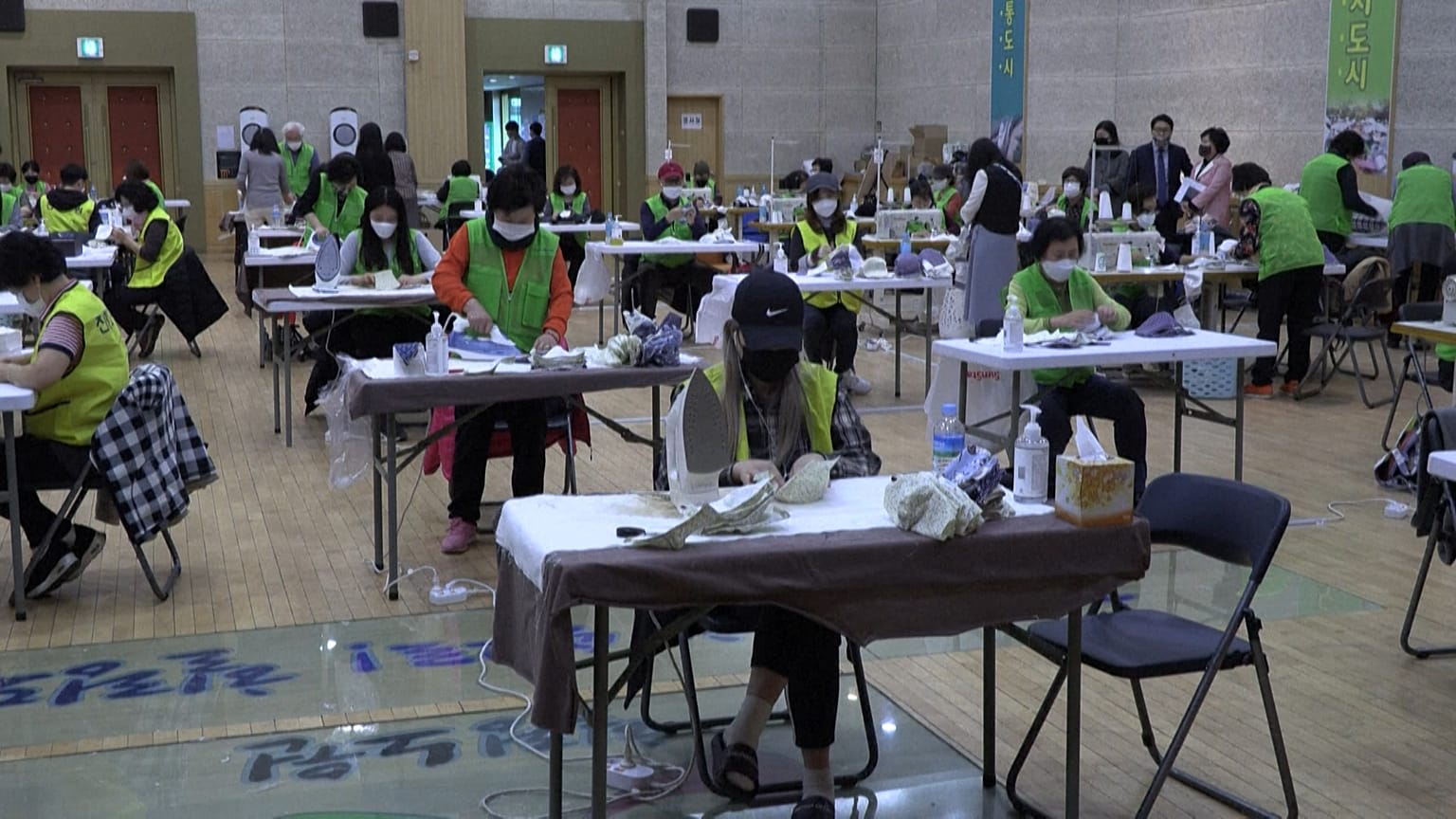 شاهد: متطوعون يشاركون في صناعة أقنعة الوجه في كوريا الجنوبية 