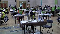 A toda máquina en una fábrica de mascarillas de Corea del Sur 