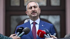 Adalet Bakanı Abdulhamit Gül, bakanlık binası önünde gazetecilerin sorularını yanıtladı