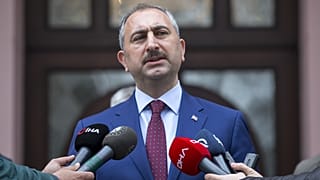 Adalet Bakanı Abdulhamit Gül, bakanlık binası önünde gazetecilerin sorularını yanıtladı