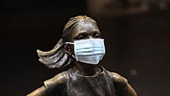 Estátua à porta da bolsa de Nova Iorque também "receia" a contaminação da economia