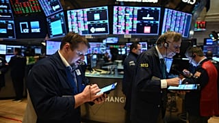 Βουτιά 900 μονάδων για τον Dow Jones