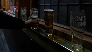 Reino Unido anuncia el cierre de restaurantes y lugares de ocio ante el aumento de casos en el país