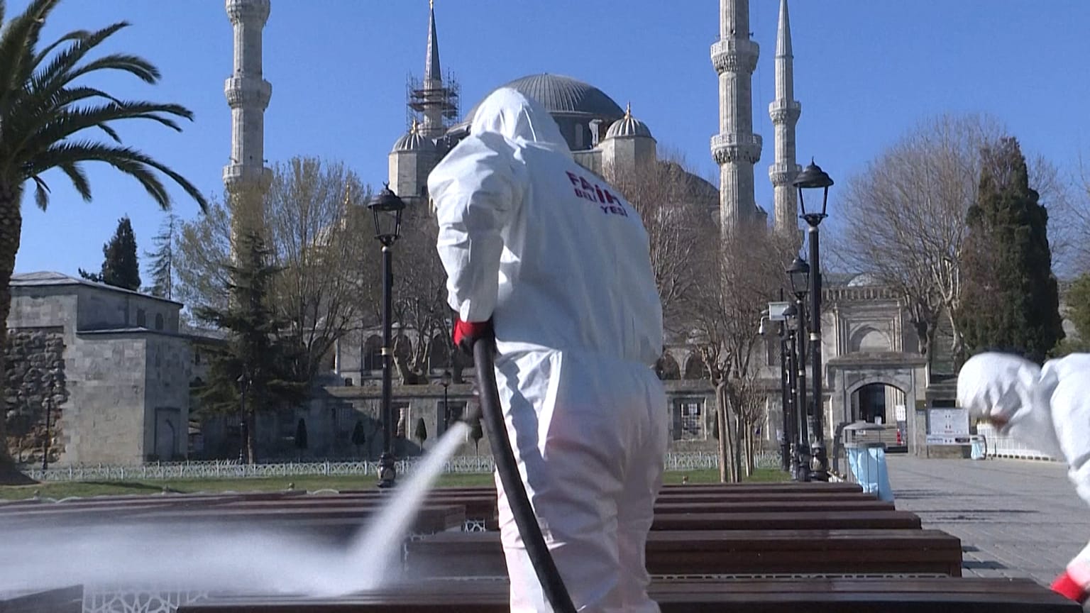 NO COMMENT | Turquía desinfecta sus zonas sagradas y confina a su población por el coronavirus