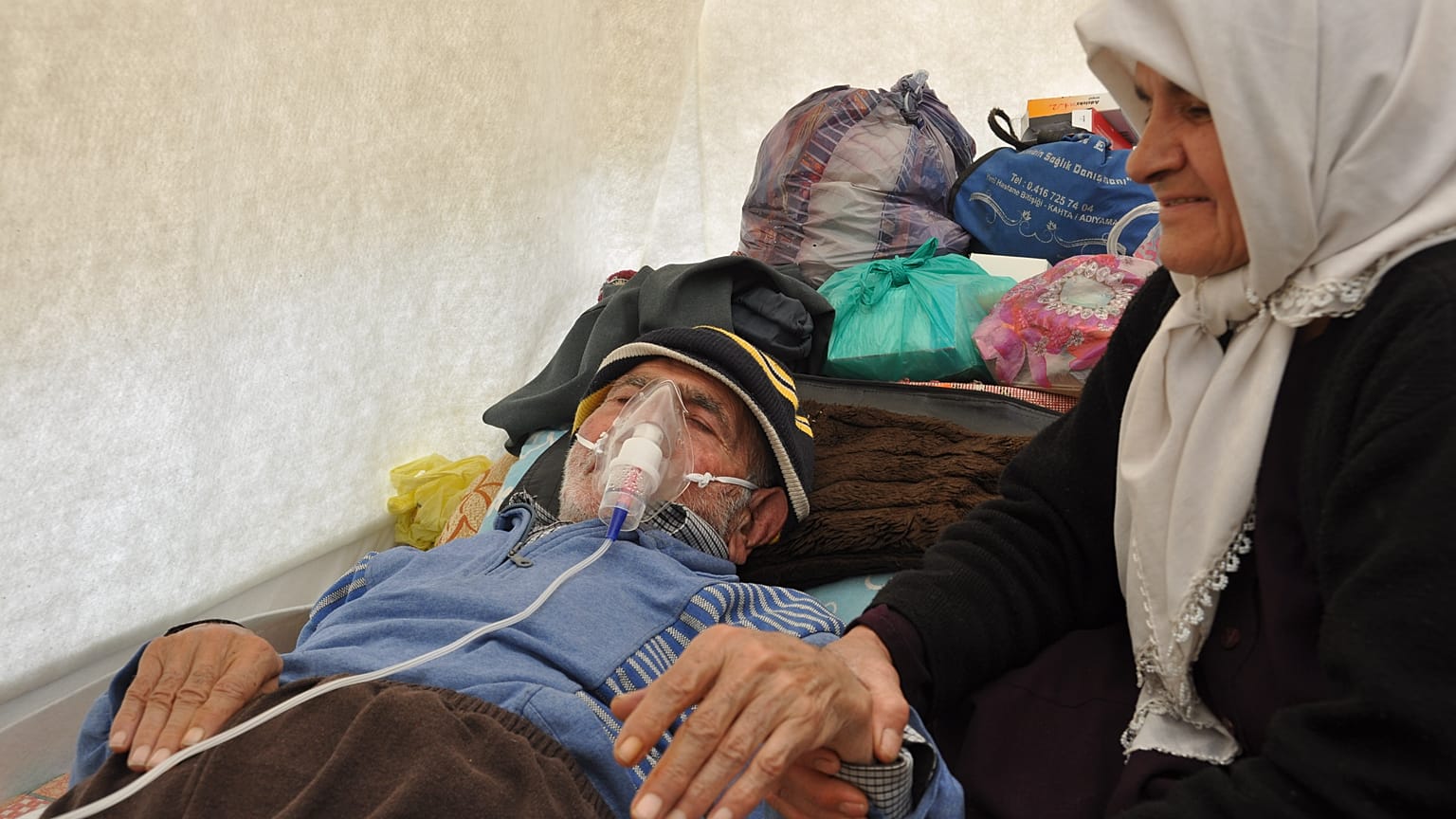 Adıyaman'da solunum cihazına bağlı yaşayan yaşlı bir kişi