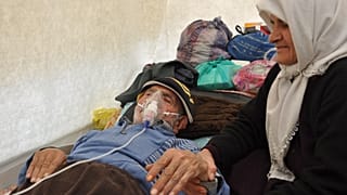 Adıyaman'da solunum cihazına bağlı yaşayan yaşlı bir kişi
